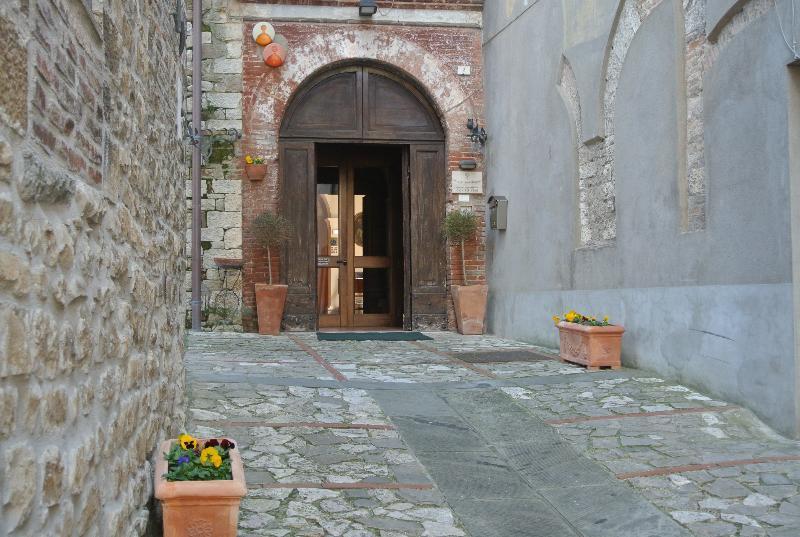 Monastero Ss. Annunziata Hotel Todi Bagian luar foto The entrance of the church of San Pietro