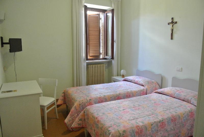 Monastero Ss. Annunziata Hotel Todi Bagian luar foto A room in the monastery