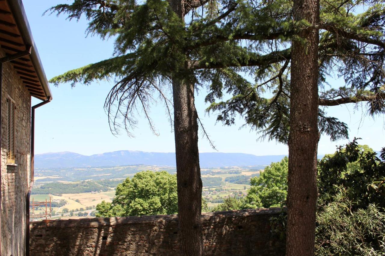 Monastero Ss. Annunziata Hotel Todi Bagian luar foto A view of the village
