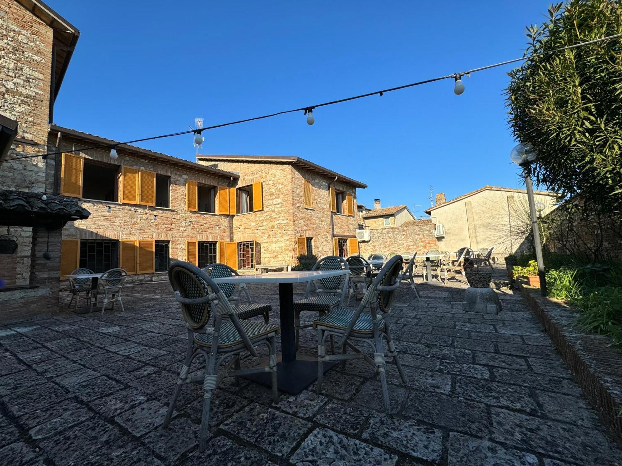 Monastero Ss. Annunziata Hotel Todi Bagian luar foto The square in the village of Saint-André-de-Lidon