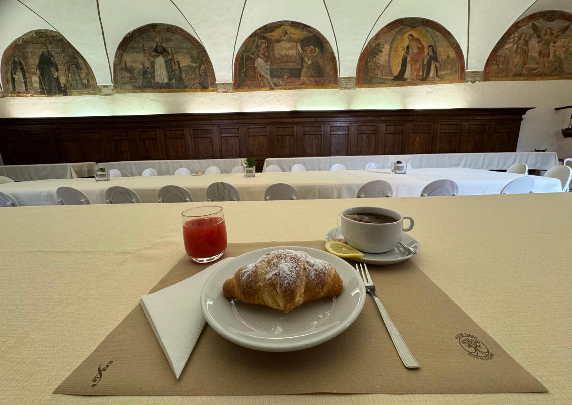 Monastero Ss. Annunziata Hotel Todi Bagian luar foto Breakfast at the Caffè Greco