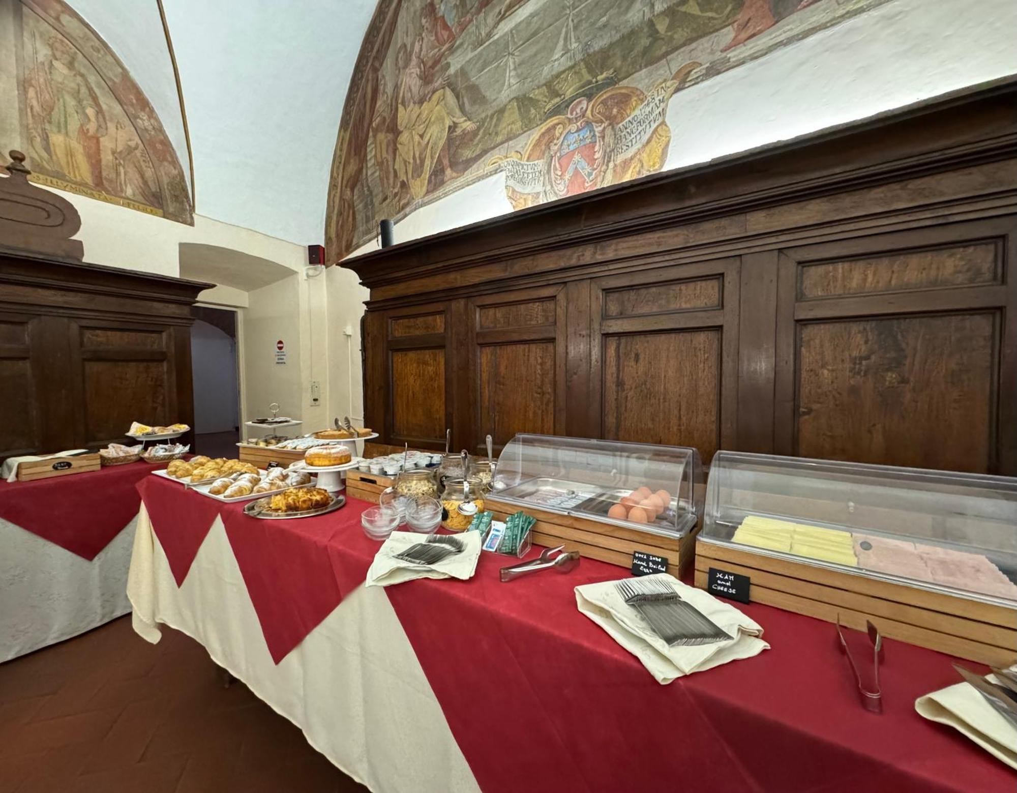 Monastero Ss. Annunziata Hotel Todi Bagian luar foto The buffet at the 2019 edition of the festival