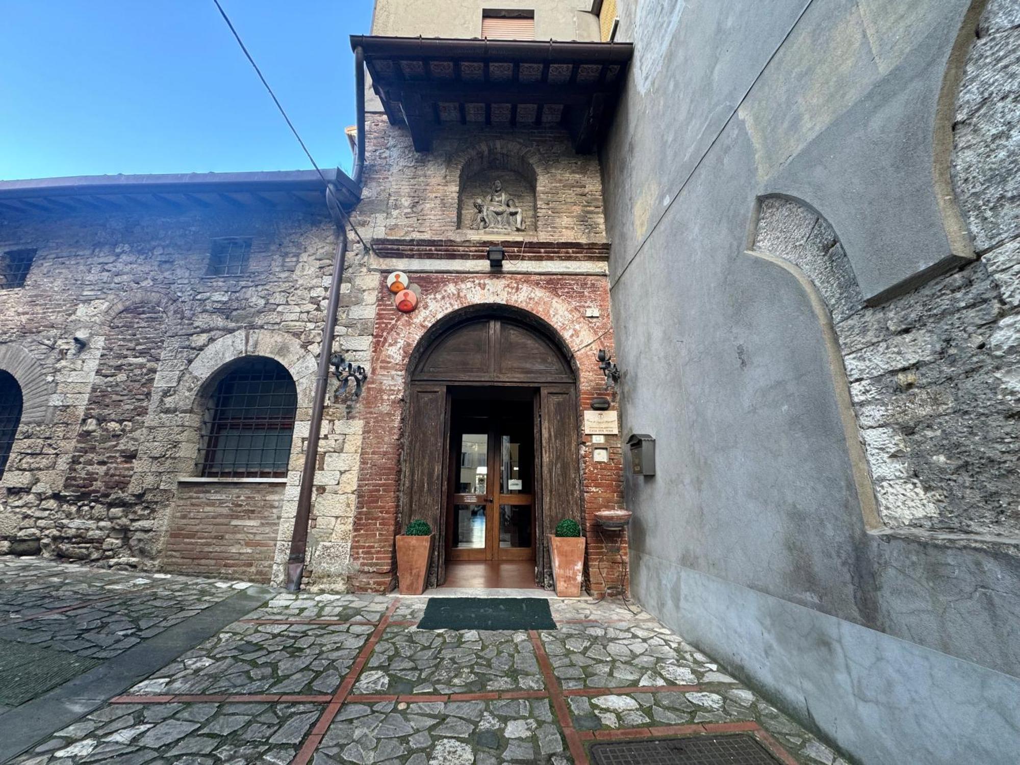Monastero Ss. Annunziata Hotel Todi Bagian luar foto Entrance of the museum