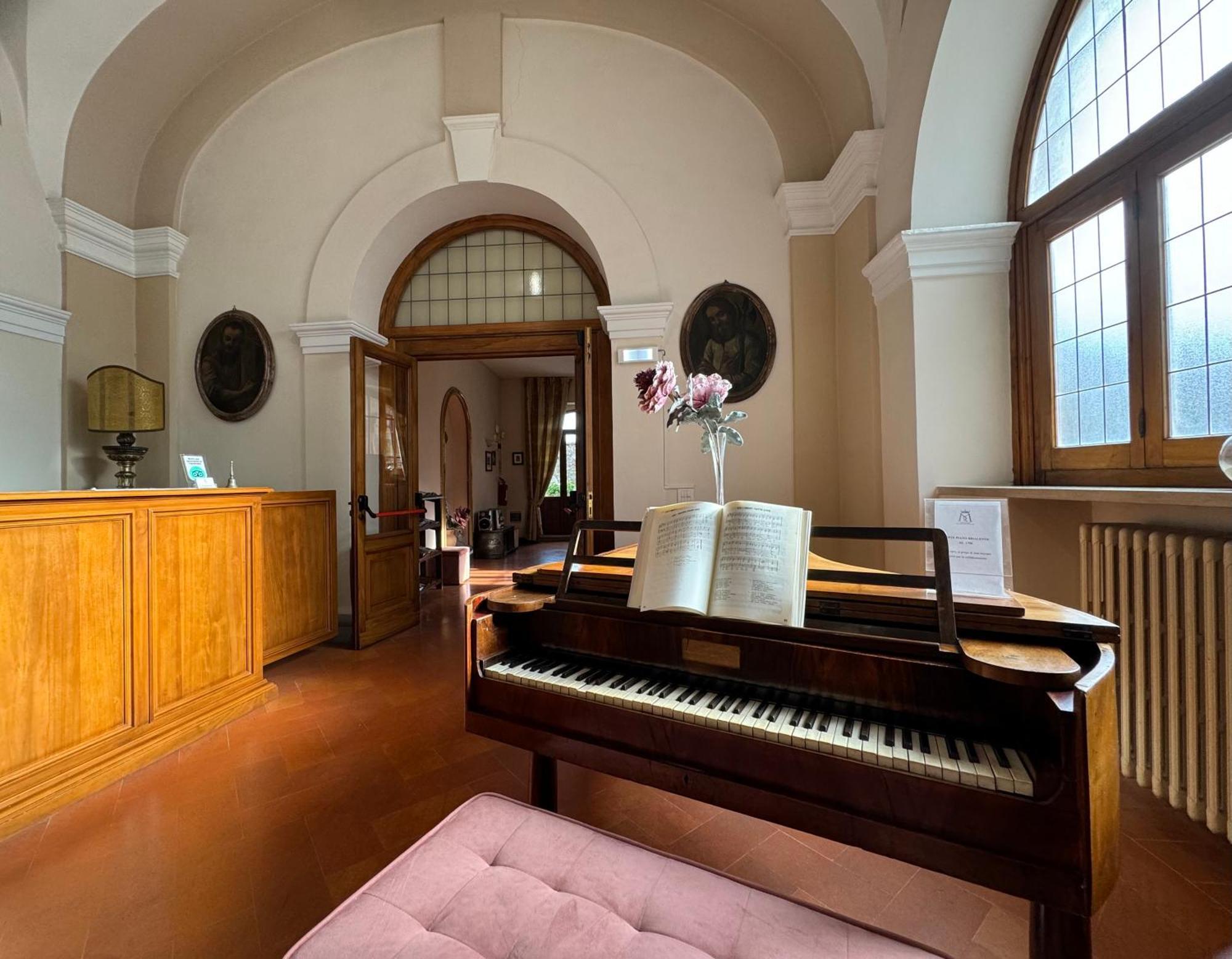 Monastero Ss. Annunziata Hotel Todi Bagian luar foto The piano room