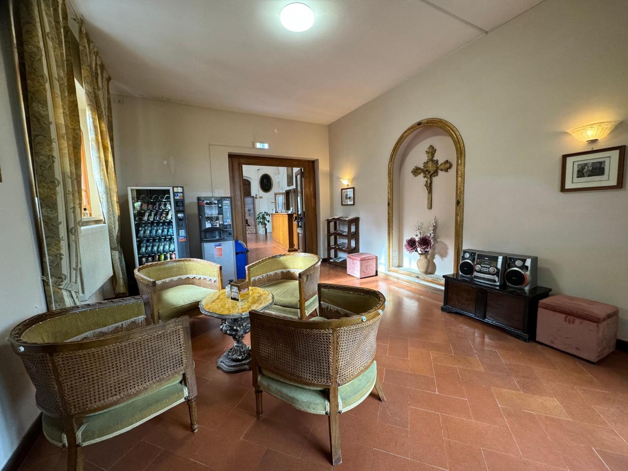 Monastero Ss. Annunziata Hotel Todi Bagian luar foto The interior of the church