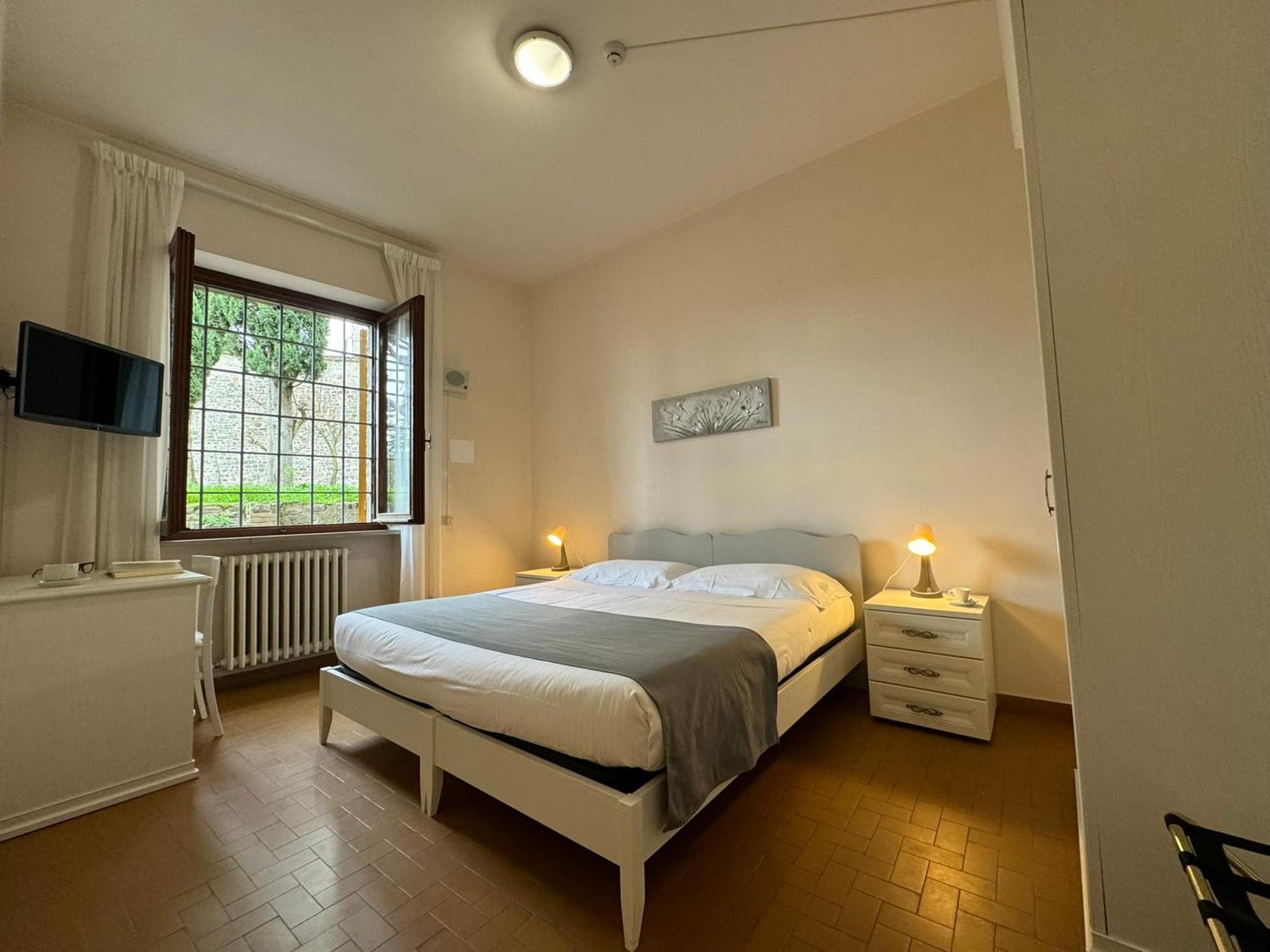 Monastero Ss. Annunziata Hotel Todi Bagian luar foto A room at the hotel