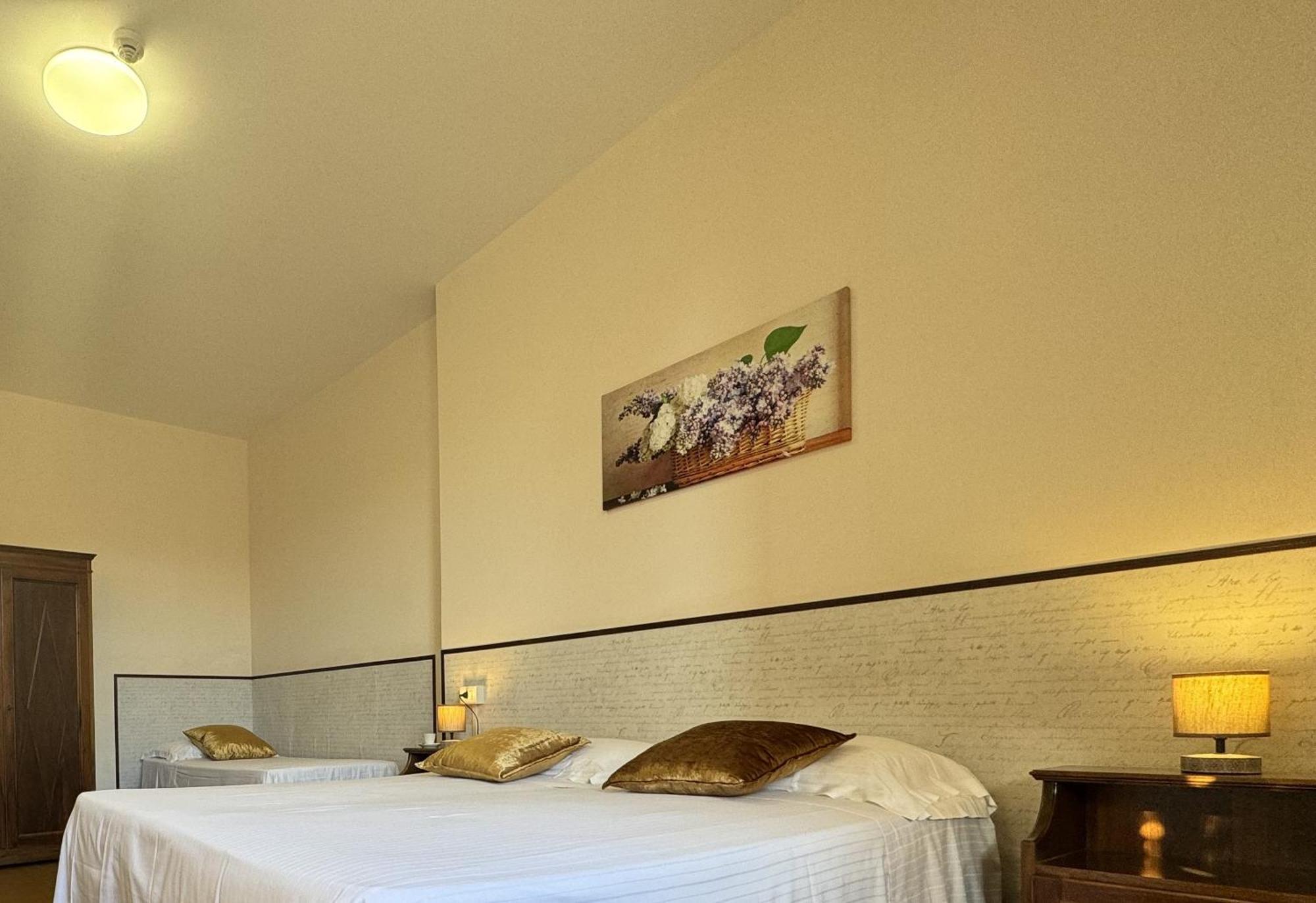 Monastero Ss. Annunziata Hotel Todi Bagian luar foto A room at the hotel