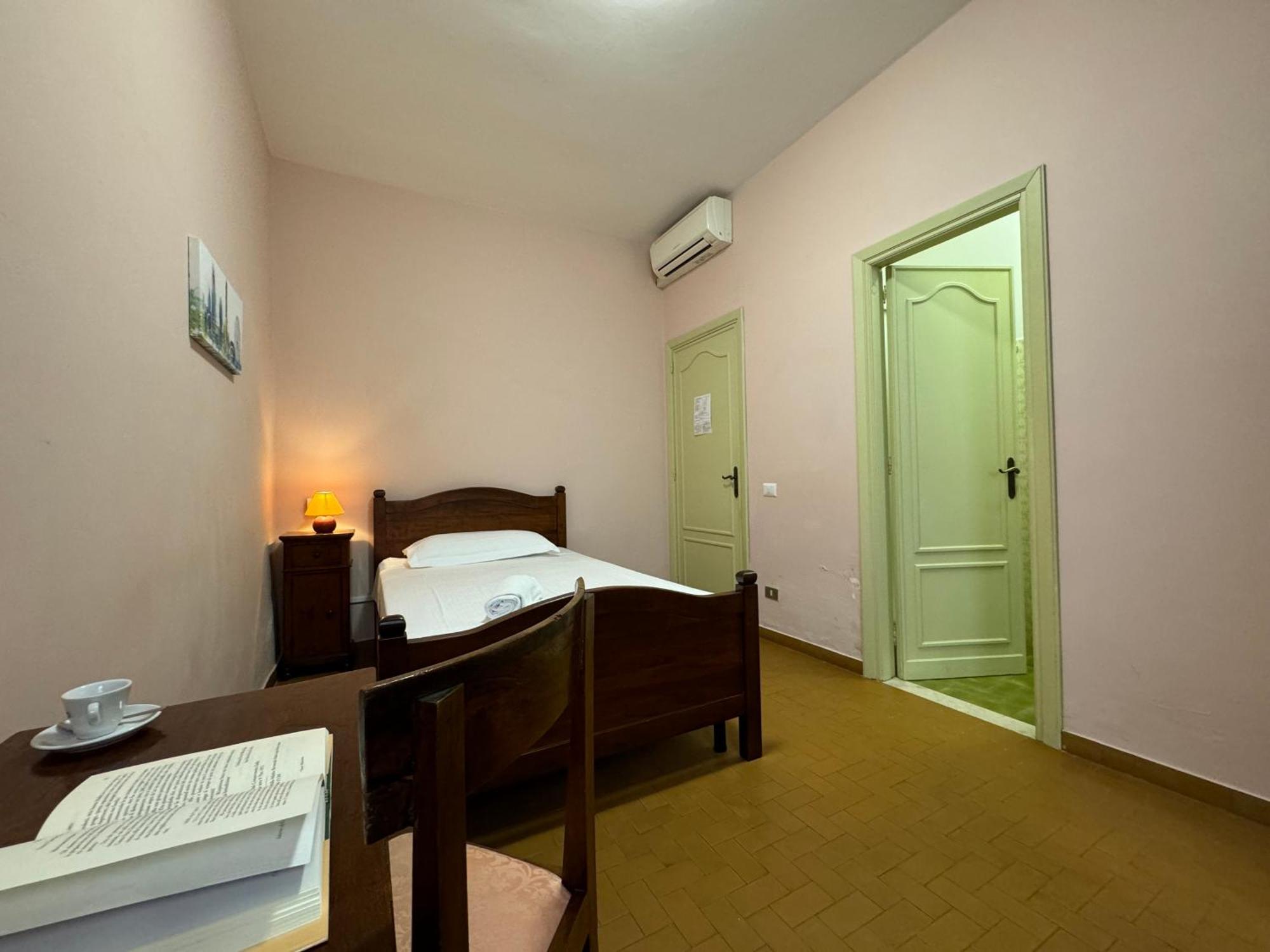 Monastero Ss. Annunziata Hotel Todi Bagian luar foto A room at the hotel