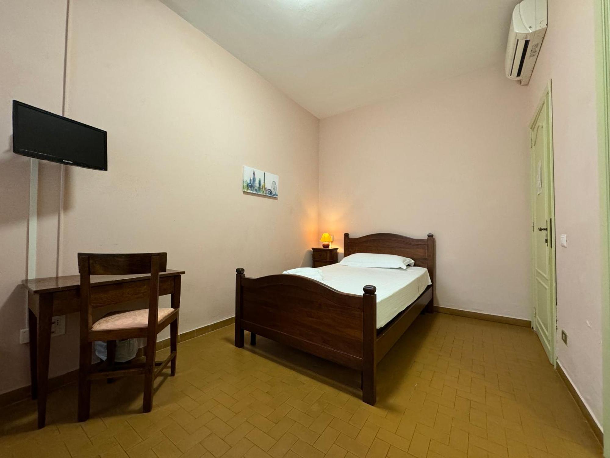 Monastero Ss. Annunziata Hotel Todi Bagian luar foto A room at the hostel