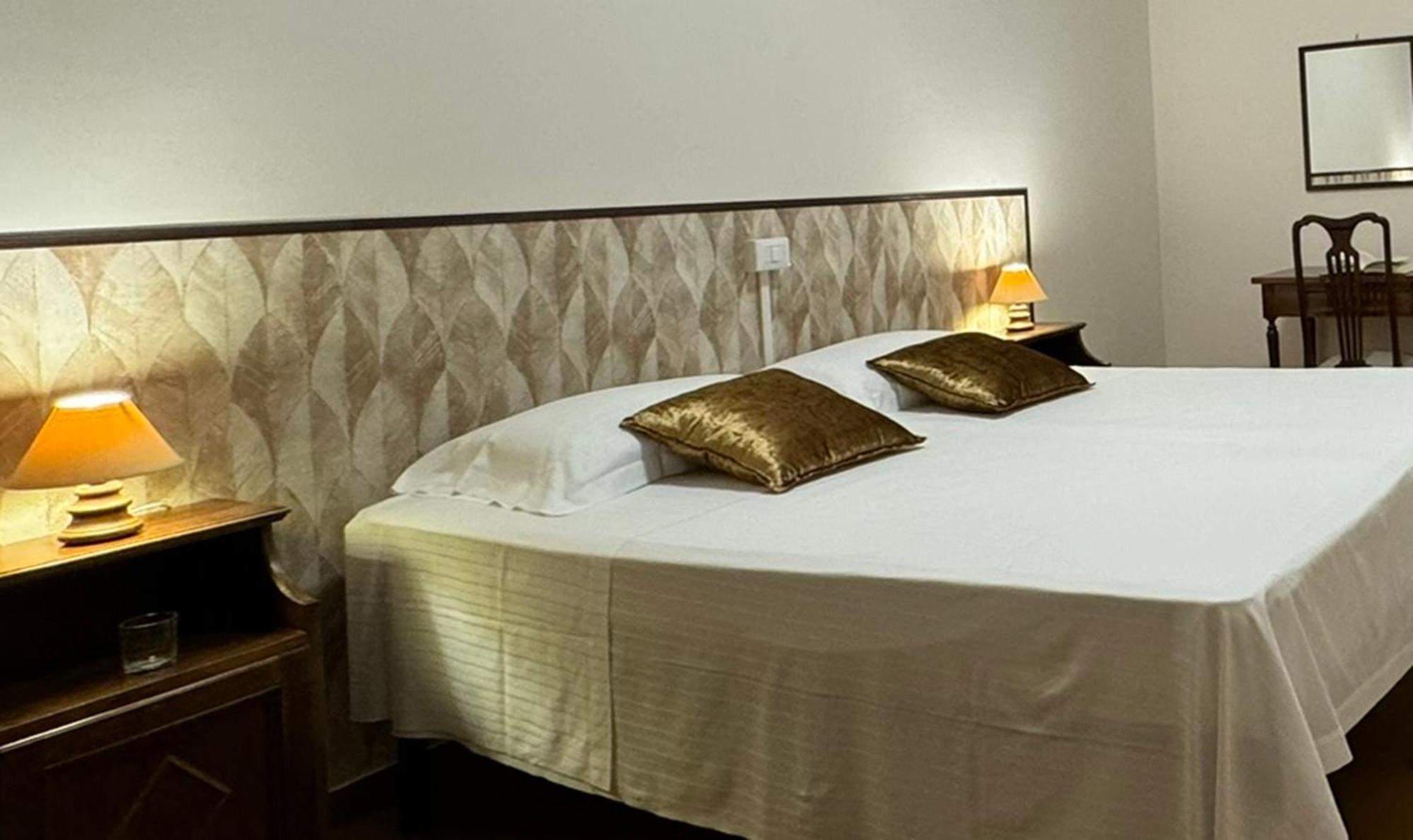 Monastero Ss. Annunziata Hotel Todi Bagian luar foto A bed