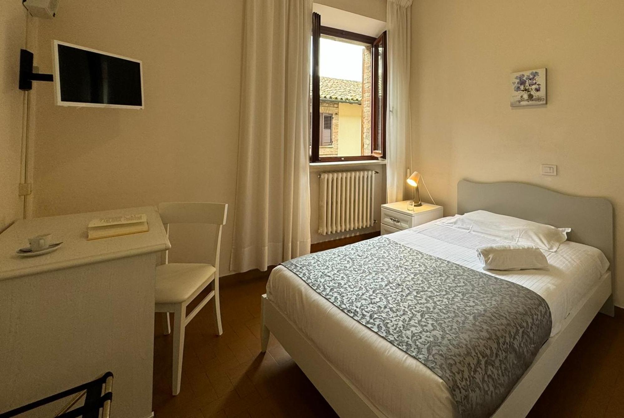Monastero Ss. Annunziata Hotel Todi Bagian luar foto A room at the hotel