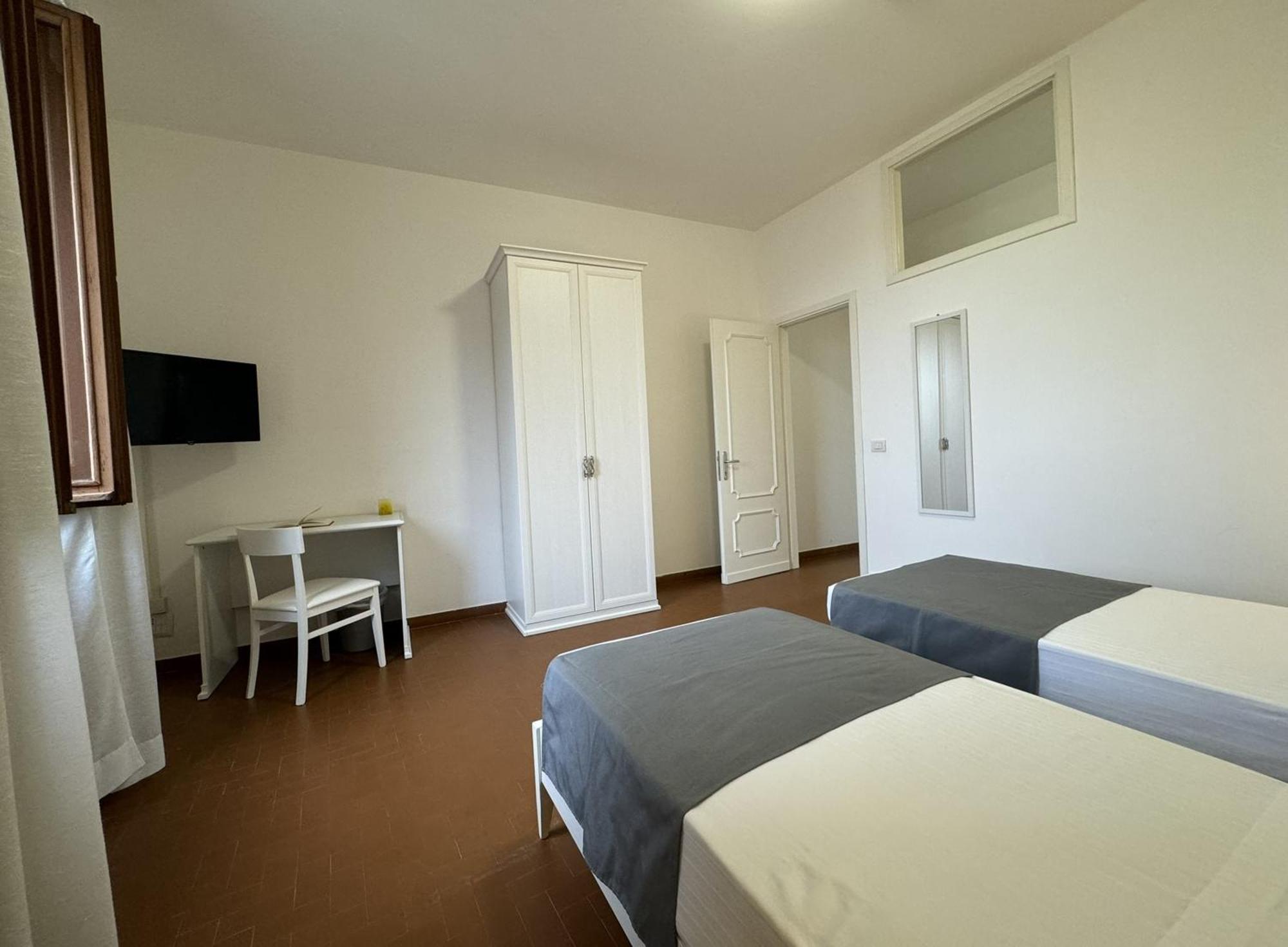 Monastero Ss. Annunziata Hotel Todi Bagian luar foto A room at the hostel