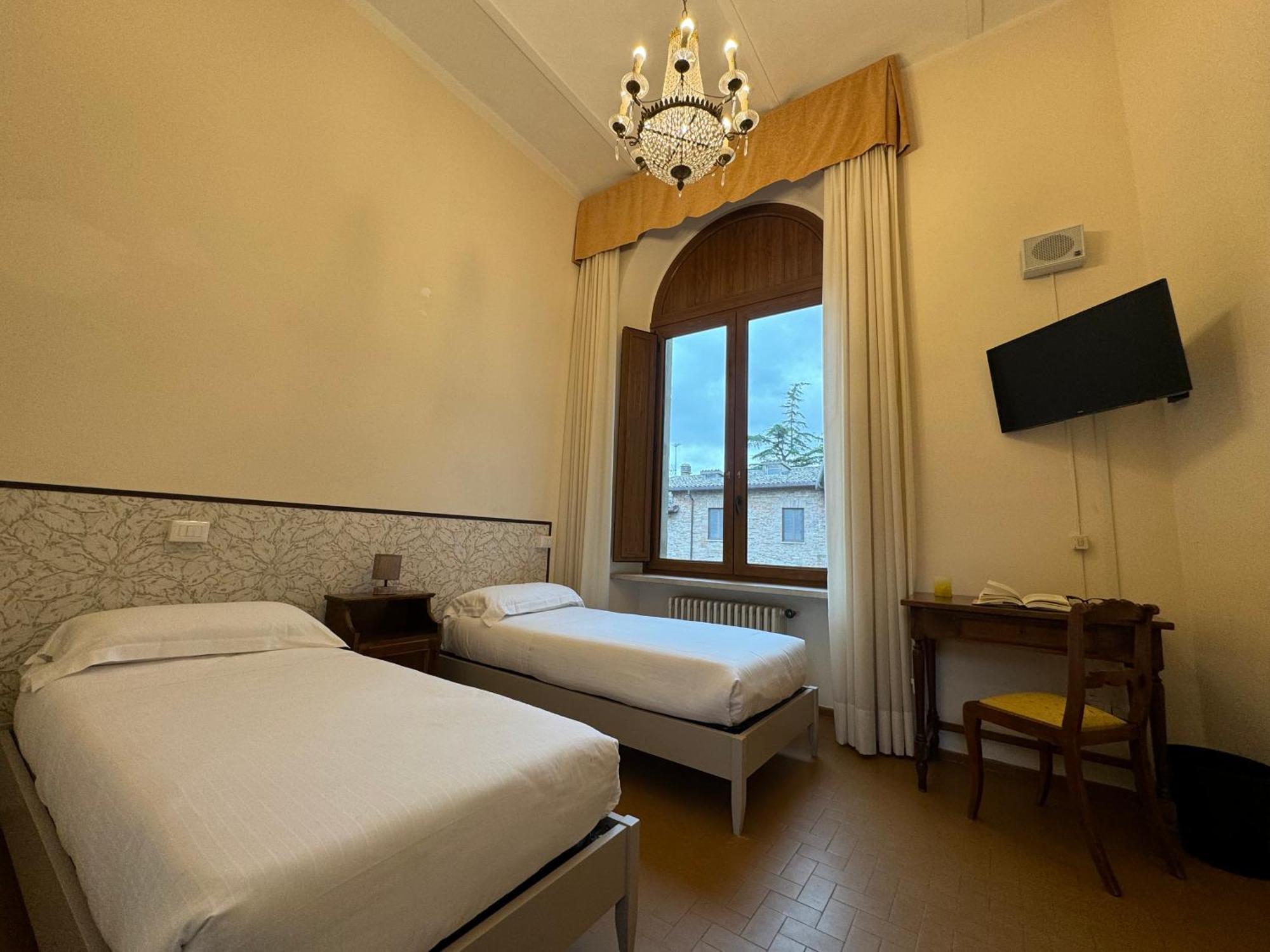 Monastero Ss. Annunziata Hotel Todi Bagian luar foto A room at the hotel