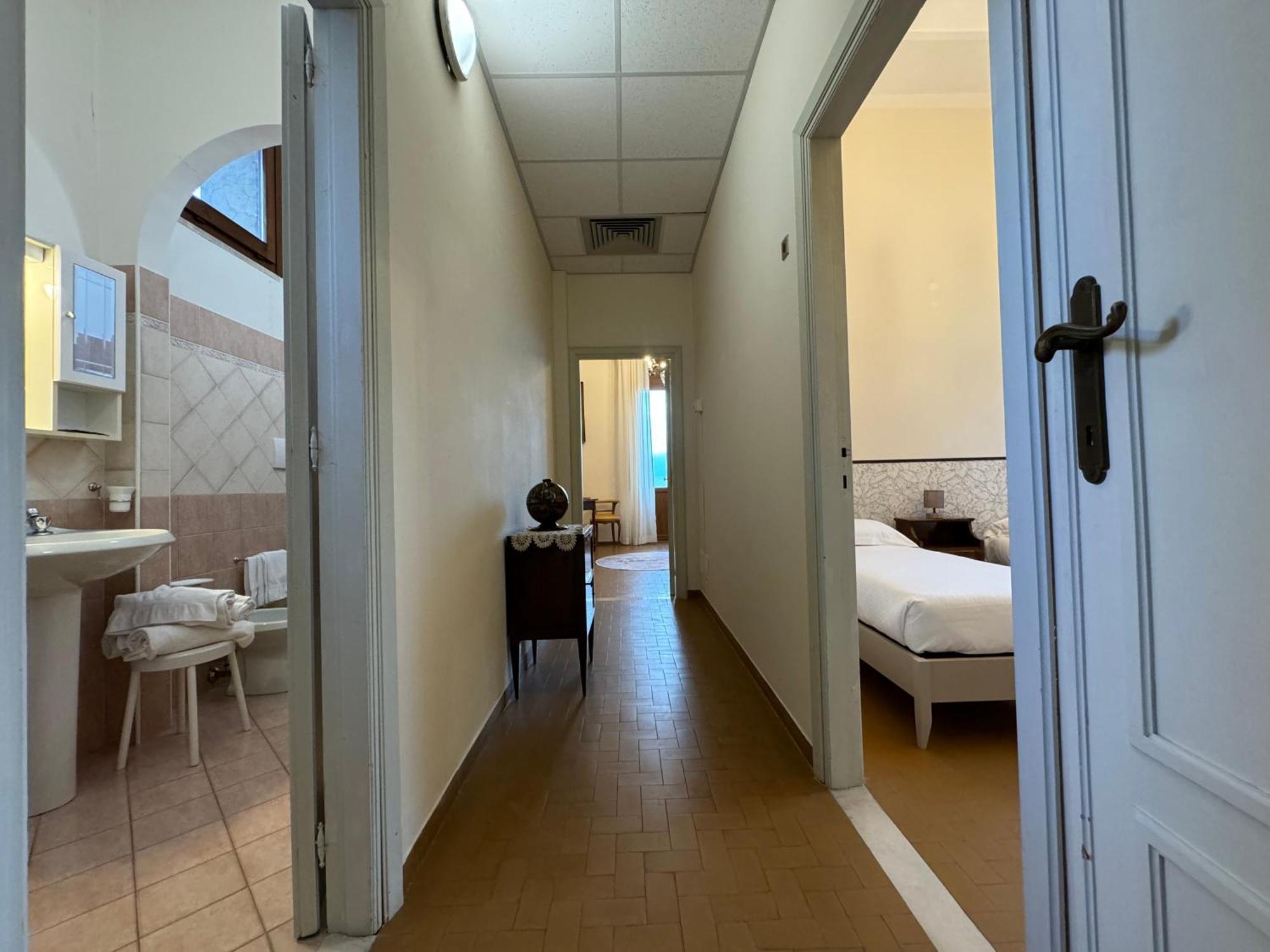 Monastero Ss. Annunziata Hotel Todi Bagian luar foto A typical room at the hotel