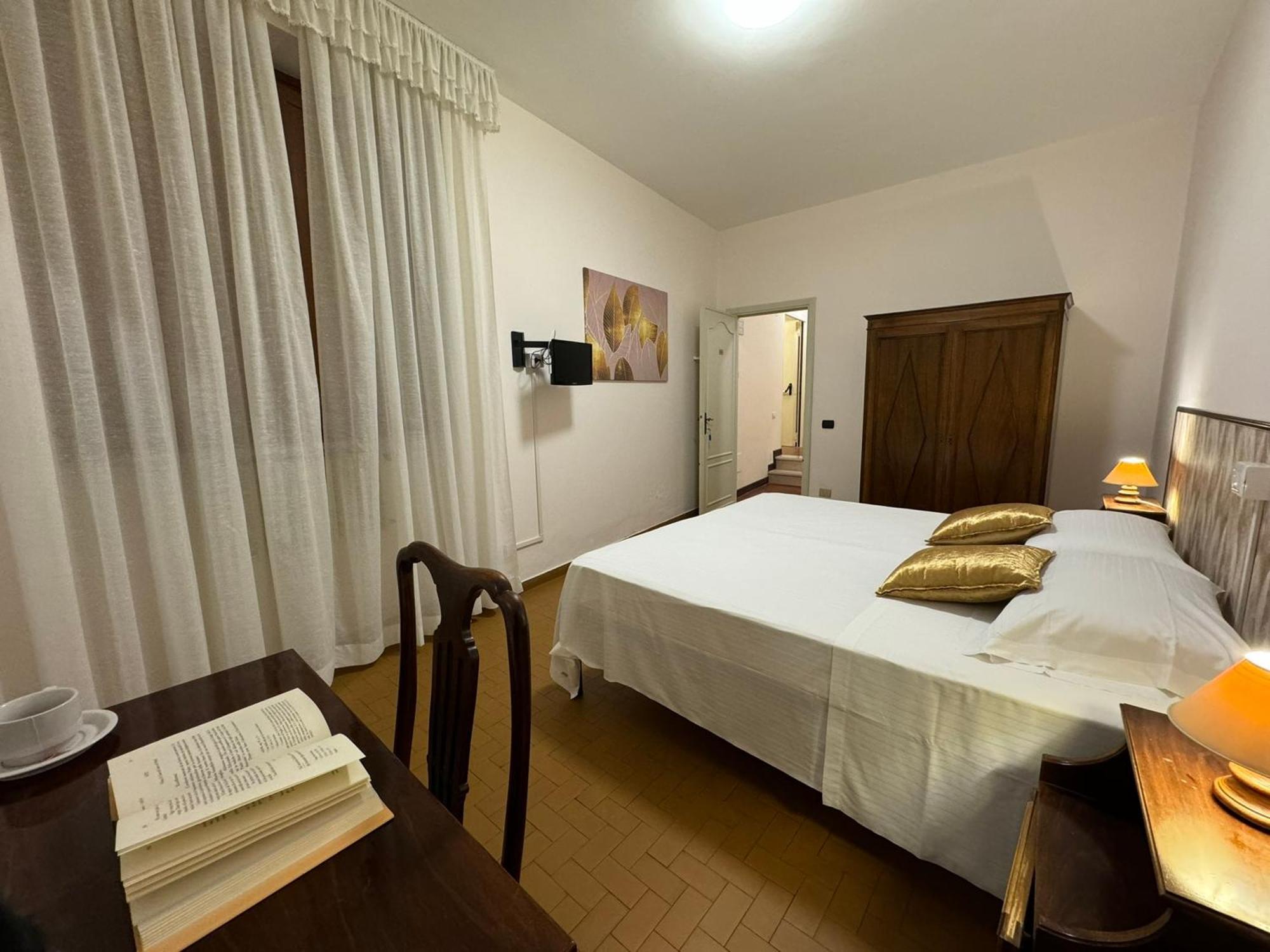 Monastero Ss. Annunziata Hotel Todi Ruang foto A bedroom in Italy