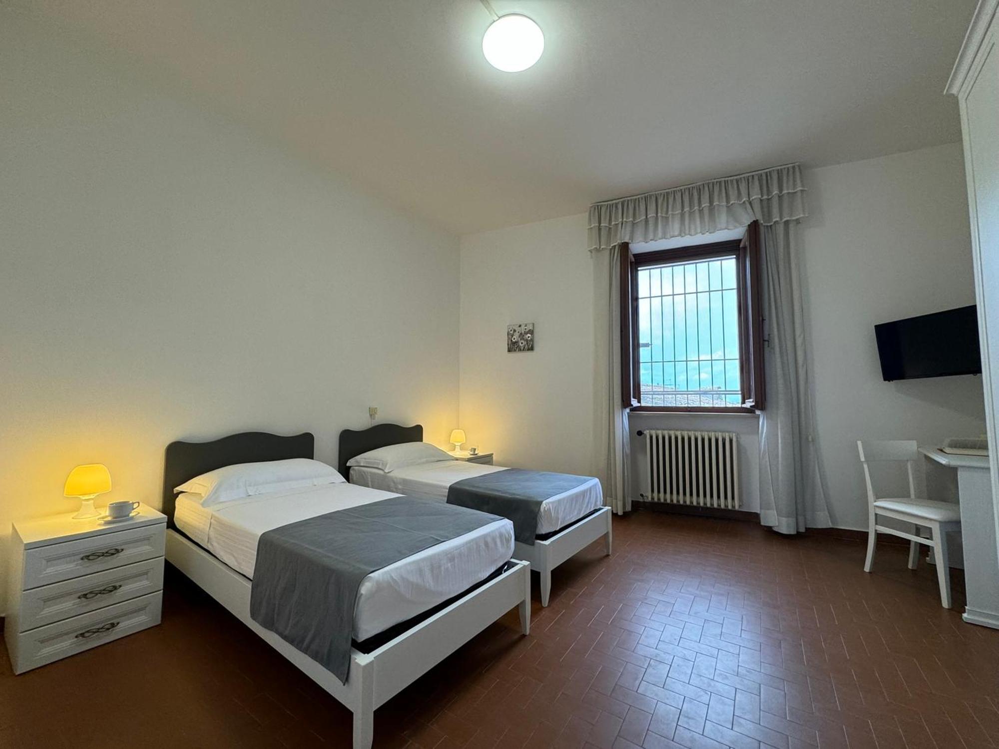 Monastero Ss. Annunziata Hotel Todi Bagian luar foto A room at the residence