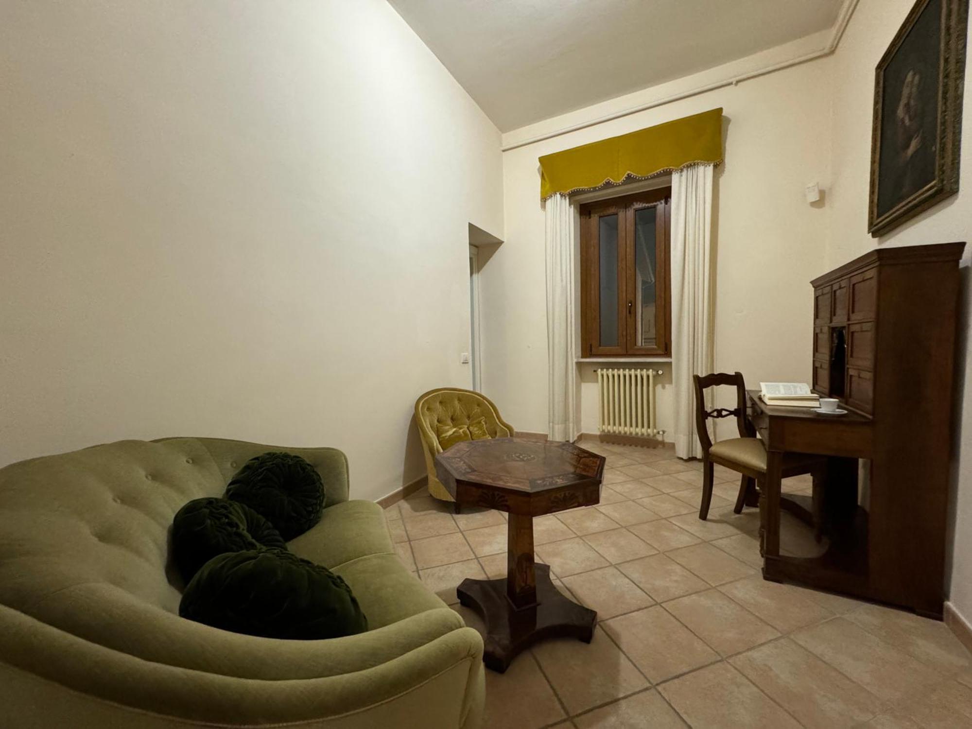 Monastero Ss. Annunziata Hotel Todi Bagian luar foto The room of the monastery where the body of Saint Thomas was found