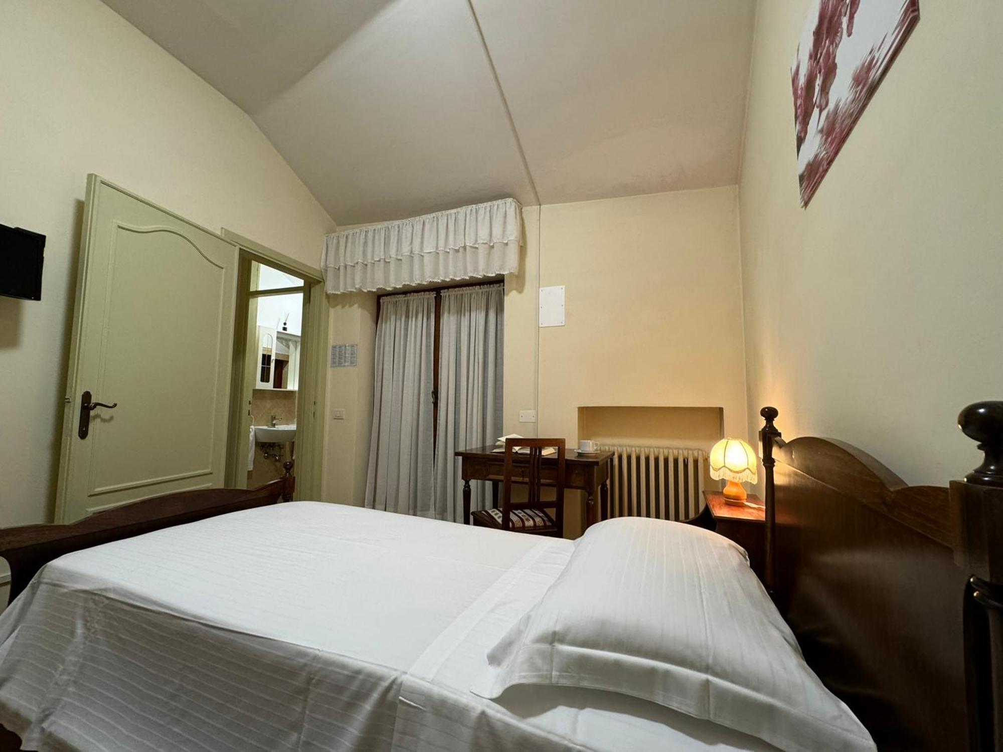 Monastero Ss. Annunziata Hotel Todi Bagian luar foto A room at the hotel