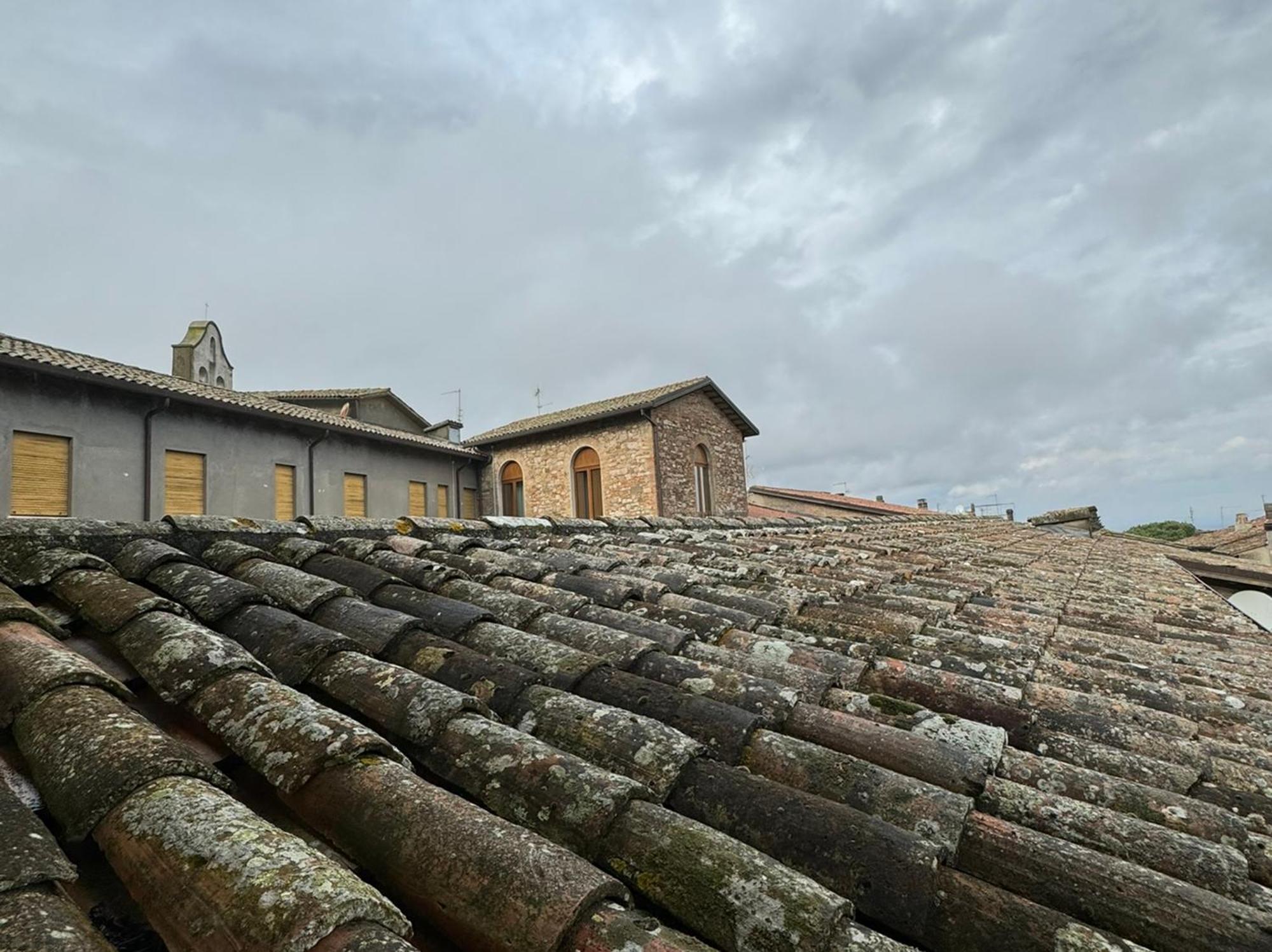 Monastero Ss. Annunziata Hotel Todi Bagian luar foto Roof of the monastery