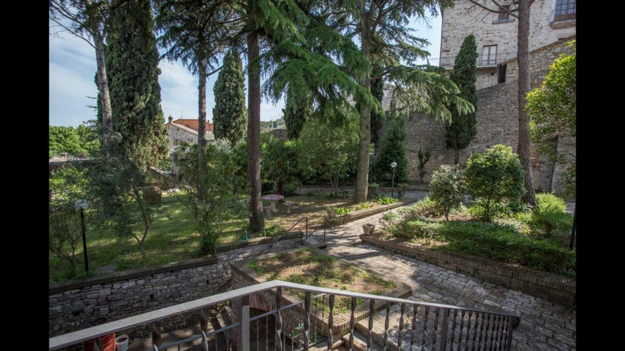 Monastero Ss. Annunziata Hotel Todi Bagian luar foto The garden of the museum